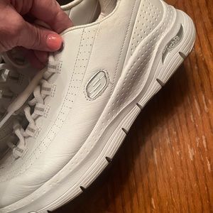 White sketchers size 10